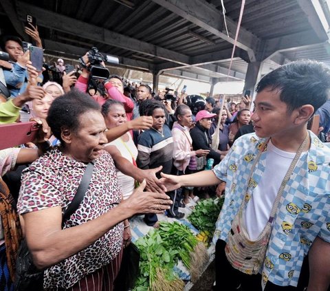 Awali Kampanye Terbuka di Papua, Gibran Sapa Pedagang di Pasar Pharaa Sentani