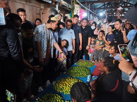 Awali Kampanye Terbuka di Papua, Gibran Sapa Pedagang di Pasar Pharaa Sentani