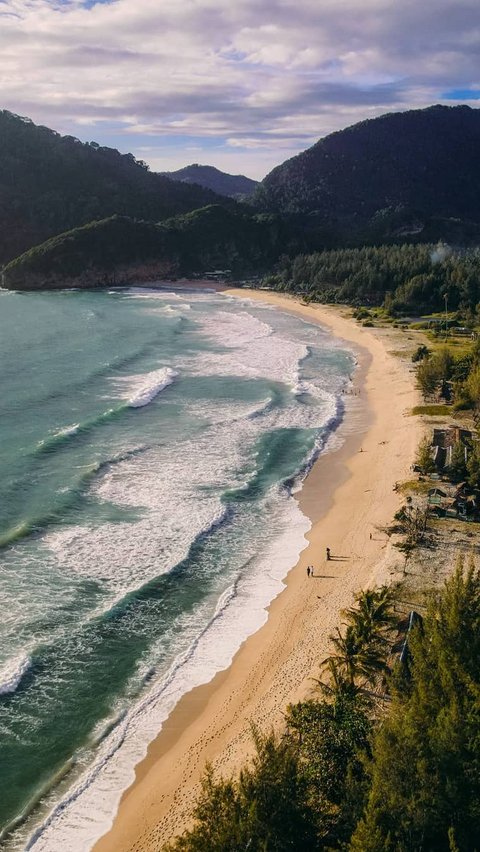 <b>Liburan ke Pantai Lampuuk, Menikmati Indahnya Hamparan Pasir Putih di Banda Aceh</b>