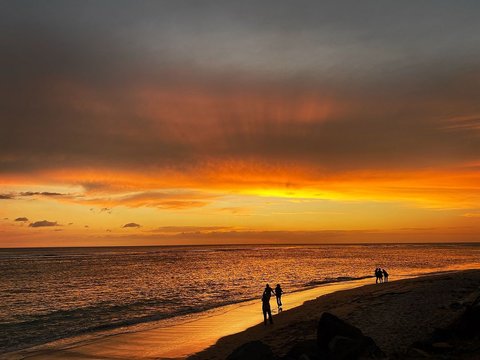 Liburan ke Pantai Lampuuk, Menikmati Indahnya Hamparan Pasir Putih di Banda Aceh