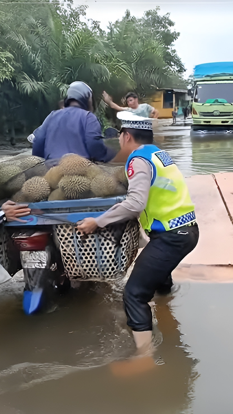 Momen Kocak Polisi Bantu Pengendara Motor Bawa Durian, Ditanya Mau Kemana Jawabannya Diluar Dugaan: 'Bukan Punya Saya Pak'