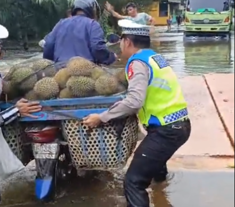 Funny Moment: Police Officer Helps Motorcyclist Carrying Durian, When Asked Where He's Going, His Answer is Unexpected: 'It's Not Mine, Sir'