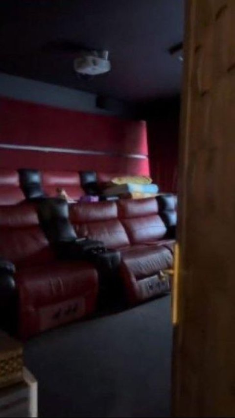 Rumah ini juga memiliki fasilitas bioskop pribadi lho!