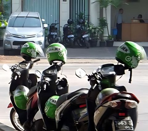 Surprising Story of Online Motorcycle Taxi Passengers: Simple Motorcycle and Driver's Face, But Two-Story House and Car Inside