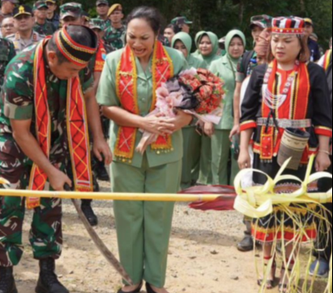 Momen Mengerikan Istri Jenderal Maruli Simanjuntak Kena Pedang Dayak oleh Suami 'Sakit Banget'