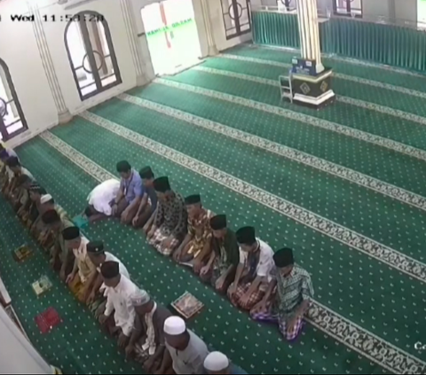 Viral Seorang Jemaah Meninggal Dunia dalam Posisi Sujud saat Salat Zuhur di Masjid
