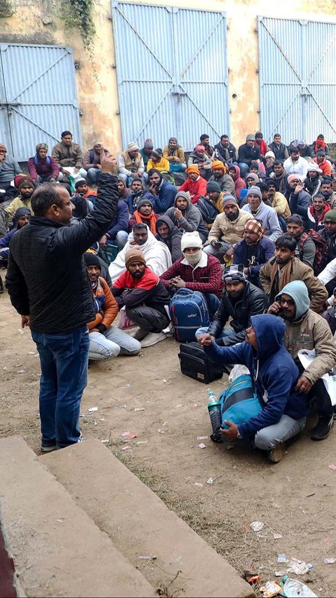 FOTO: Membeludak, Ribuan Warga India Ramai-Ramai Daftar Kerja di Israel