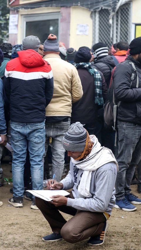 Seolah tak terpengaruh oleh peperangan yang terjadi antara Israel dan Hamas, mereka tampak antusias untuk mendapatkan pekerjaan sebagai tukang kayu dan tenaga konstruksi. Foto: NAEEM ANSARI/AFP