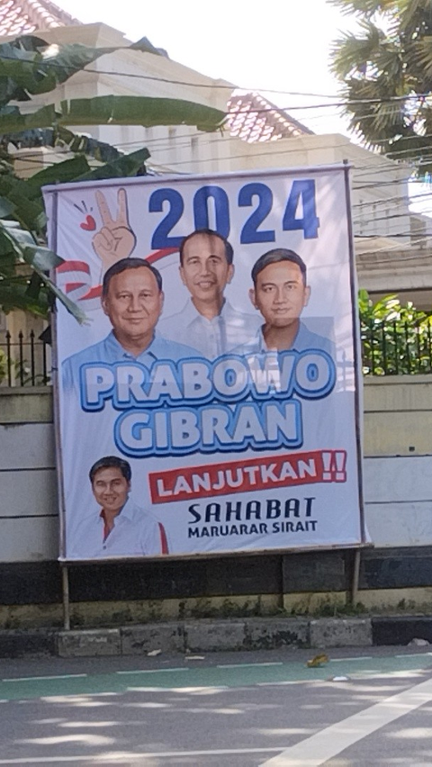 Appearance of Jokowi's Billboard with Prabowo-Gibran, Seen Near AMIN Headquarters