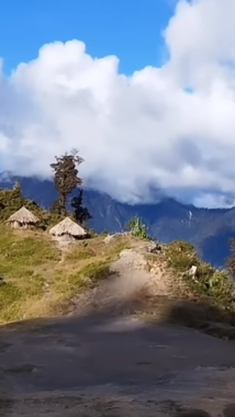 Menembus Kampung Terdalam Papua Dikelilingi Pemandangan Indah, Tanpa Listrik & Aspal, Warganya Damai<br>