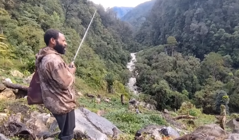 Selain tak ada jalanan mulus, aliran listrik pun tak tersedia di area perkampungan. Beberapa penerangan tradisional nampak menghiasi sudut-sudut perkampungan. 