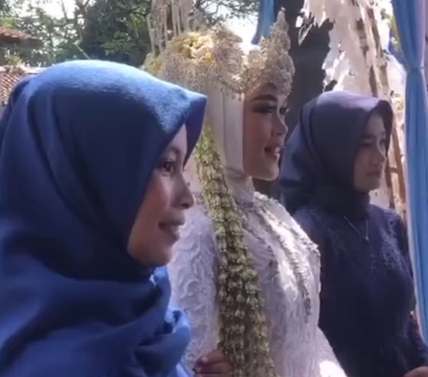 Resmi Menikah dengan Pujaan Hati, Momen Pria Menangis hingga Terduduk di Pangkuan Sang Ibunda Ini Tuai Sorotan