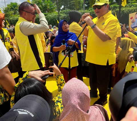 Momen Haru Pendukung Prabowo-Gibran dapat Hadiah Umrah Gratis dari Ketum Golkar