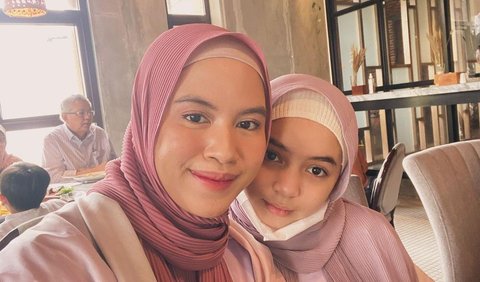 <span>Kompak Pakai Hijab Senada</span>