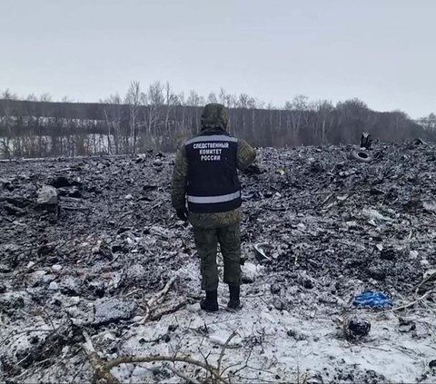 Sebuah pesawat angkut Rusia Ilyushin Il-76 hancur lebur seusai terjatuh di wilayah Belgorod, Rusia, pada 25 Januari 2024. Moskow menuduh Ukraina menembak pesawat dengan 74 orang di dalamnya.