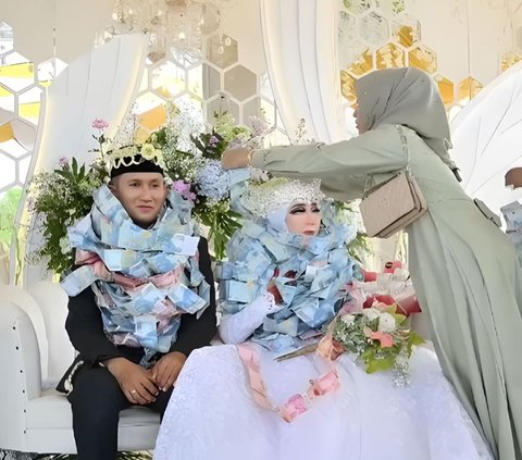 Viral Moment of Newlyweds in Madura Receiving Piles of Money Necklace as Wedding Gift Almost Covering Their Faces