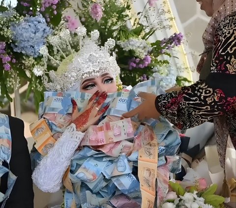 Viral Moment of Newlyweds in Madura Receiving Piles of Money Necklace as Wedding Gift Almost Covering Their Faces