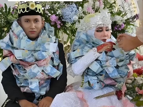 Viral Moment of Newlyweds in Madura Receiving Piles of Money Necklace as Wedding Gift Almost Covering Their Faces