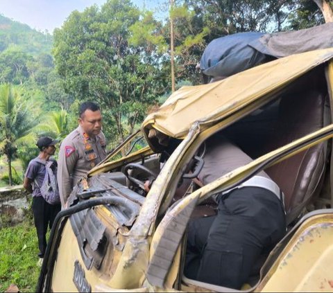 Truk Bawa Rombongan Peziarah Terguling di Bandung Barat, 5 Orang Meninggal Dunia