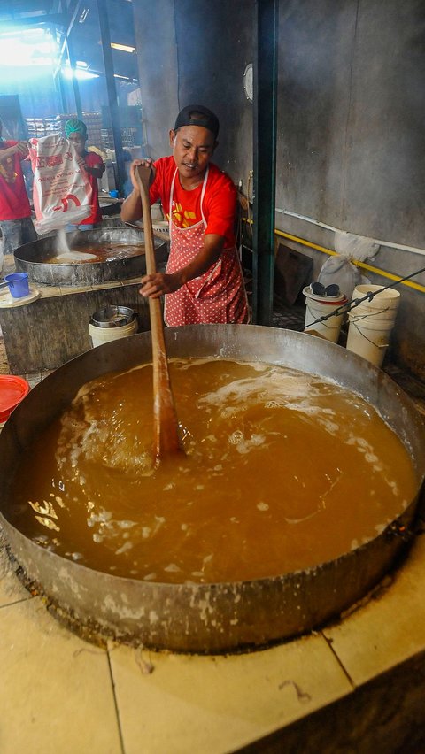 FOTO: Kesibukan Pembuat Kue Keranjang Banjir Permintaan Jelang Perayaan Imlek