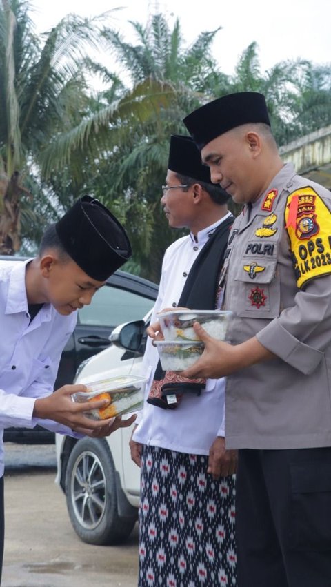 Kapolres Inhu Beri Makan Siang untuk Jemaah dan Santri, Bayar Pakai Doa agar Pemilu Aman