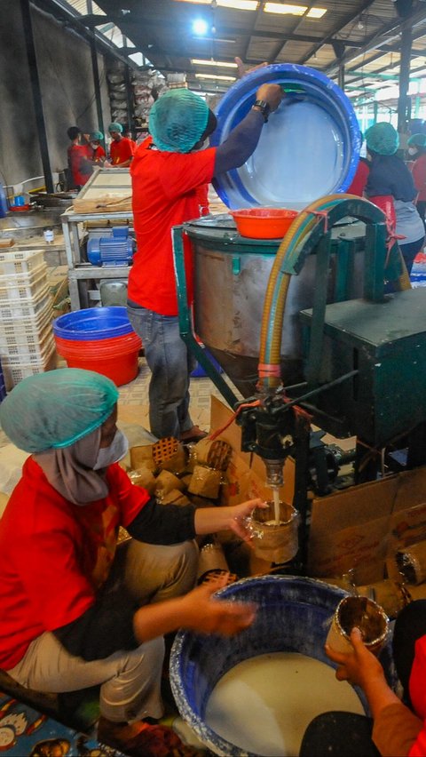 Tahun ini ditargetkan sekitar 2.000 hingga 3.000 ribu kue keranjang dapat diproduksi setiap harinya. Foto: Merdeka.com/Arie Basuki