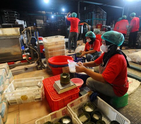 FOTO: Kesibukan Pembuat Kue Keranjang Banjir Permintaan Jelang Perayaan Imlek