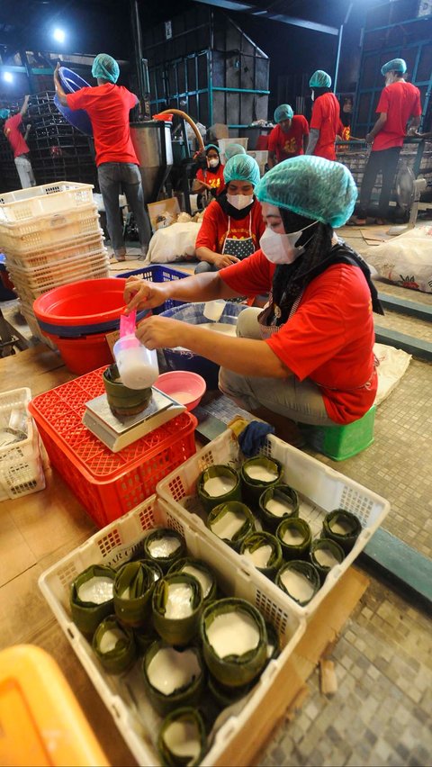 Sejumlah pekerja menyelesaikan pembuatan kue keranjang di UKM Kue Keranjang Hoki, kawasan Sawangan, Depok, Jawa Barat, Jumat (26/01/2024). Foto: Merdeka.com/Arie Basuki