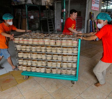 FOTO: Kesibukan Pembuat Kue Keranjang Banjir Permintaan Jelang Perayaan Imlek