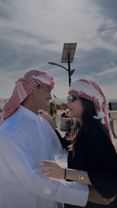 Portrait of Intimacy Azizah Salsha and Pratama Arhan in Qatar, Wearing Turban and Abaya
