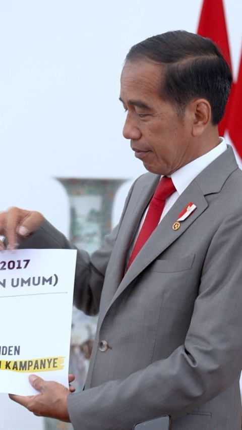 Jokowi Jelaskan Presiden Boleh Kampanye Sambil Bawa Kertas Besar Berisi Pasal-Pasal UU Pemilu