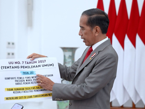 Jokowi Jelaskan Presiden Boleh Kampanye Sambil Bawa Kertas Besar Berisi Pasal-Pasal UU Pemilu