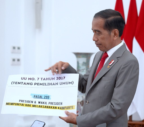 Jokowi Jelaskan Presiden Boleh Kampanye Sambil Bawa Kertas Besar Berisi Pasal-Pasal UU Pemilu