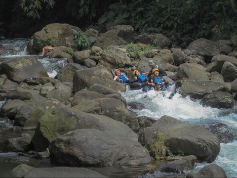 Mengunjungi Cikadongdong River Tubing Majalengka, Nikmati Naik Ban di Sungai Sambil Membelah Hutan Bambu