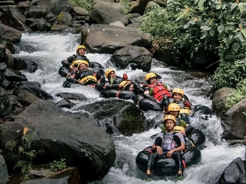 Mengunjungi Cikadongdong River Tubing Majalengka, Nikmati Naik Ban di Sungai Sambil Membelah Hutan Bambu