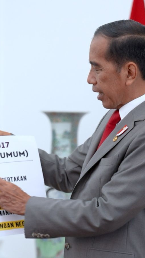 Prove the President Can Campaign and Take Sides, Jokowi Even Prints Article 299 of the Election Law on Large Paper.