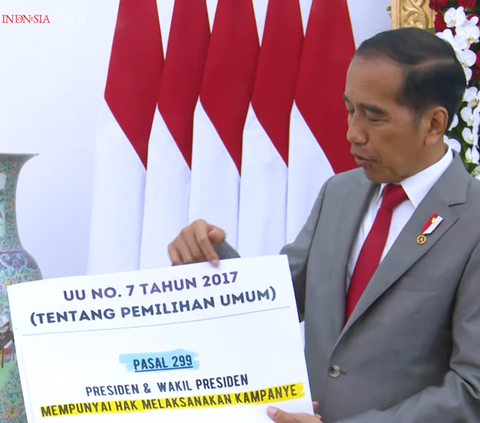 Prove that the President is Allowed to Campaign and Take Sides, Jokowi Prints Article 299 of the Election Law on Large Paper