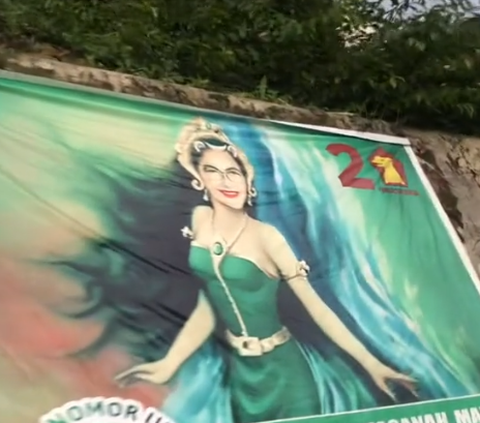 Not Holding Back, Photo of This Candidate Billboard Cosplaying as Nyi Roro Kidul