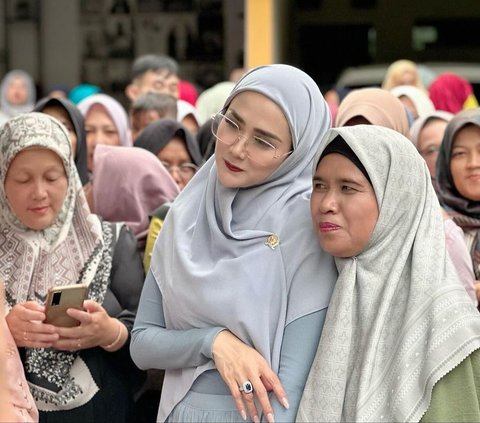 Portrait of Anggun Mulan Jameela's Outfit During Campaign, Always Wearing Wide Hijab