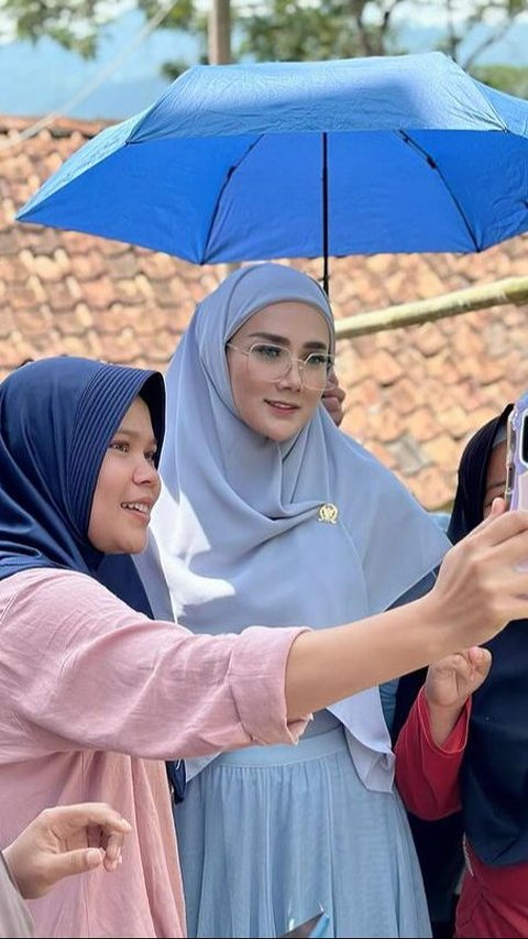 Portrait of Anggun Mulan Jameela's Outfit During Campaign, Always Wearing Wide Hijab