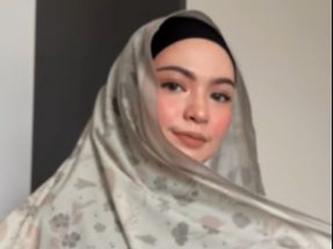 Square Hijab Tutorial with a Result Similar to Wearing Pashmina, Let's Try