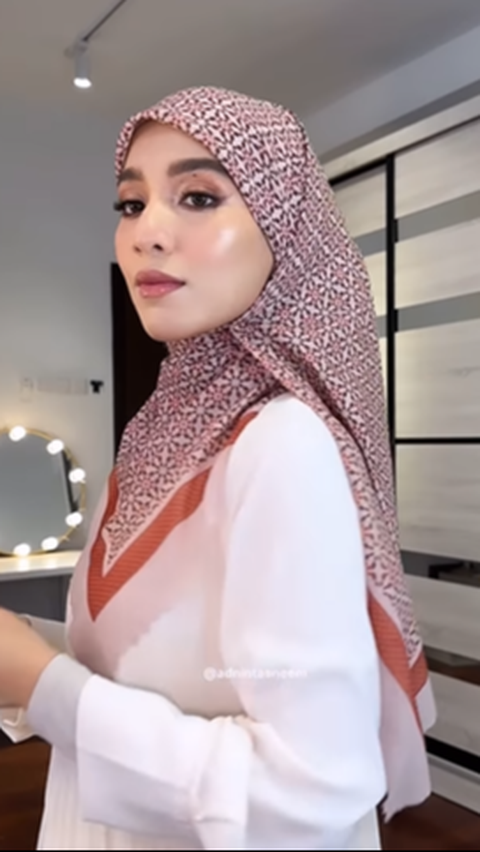 Tutorial Hijab Segiempat dengan Hasil Kayak Pakai Pashmina, Yuk Coba<br>
