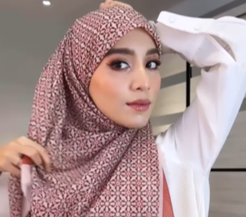 Square Hijab Tutorial with a Result Similar to Wearing Pashmina, Let's Try