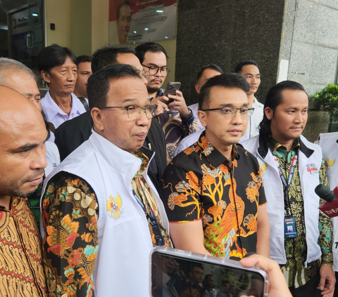 Ketum Perindo Hary Tanoesoedibjo Datangi Polda Metro Saat Jubir TPN Aiman Diperiksa