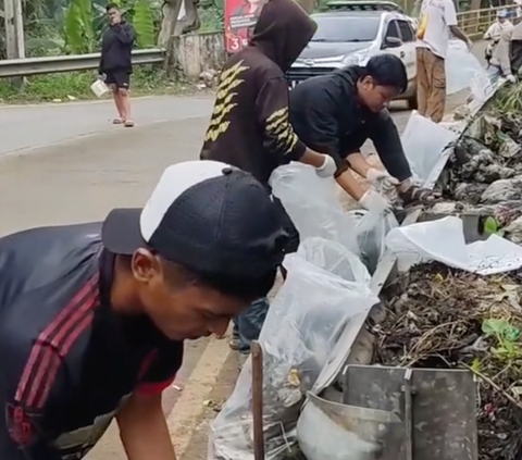 Aksi Pria Bersihkan Sampah di Pinggir Jalan Ini Curi Perhatian, Kembali Kotor Setelah Dibersihkan