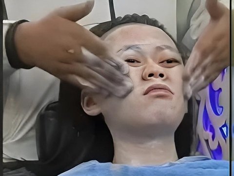 Indonesian Women Try Facial Treatment in India, Faces Get Messed Up Like Dough