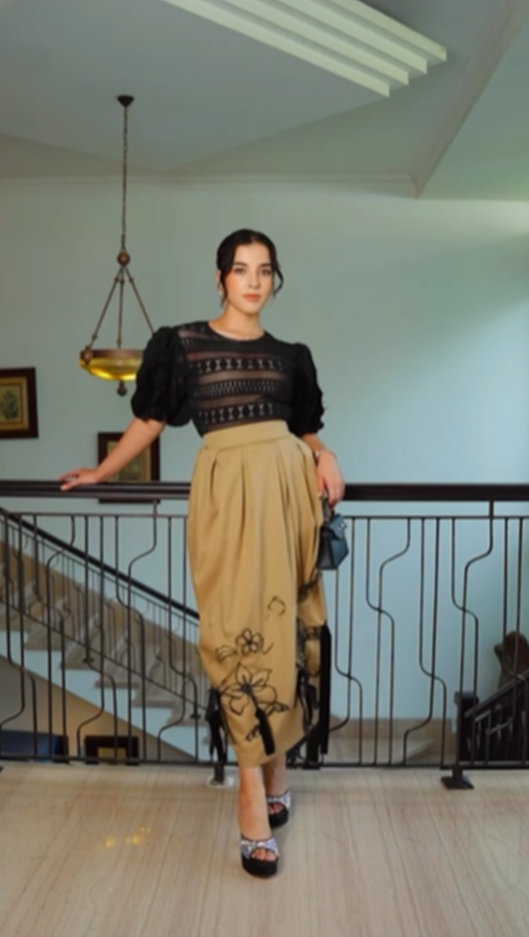 Look 2:  Atasan Hitam dan Rok Beige<br>