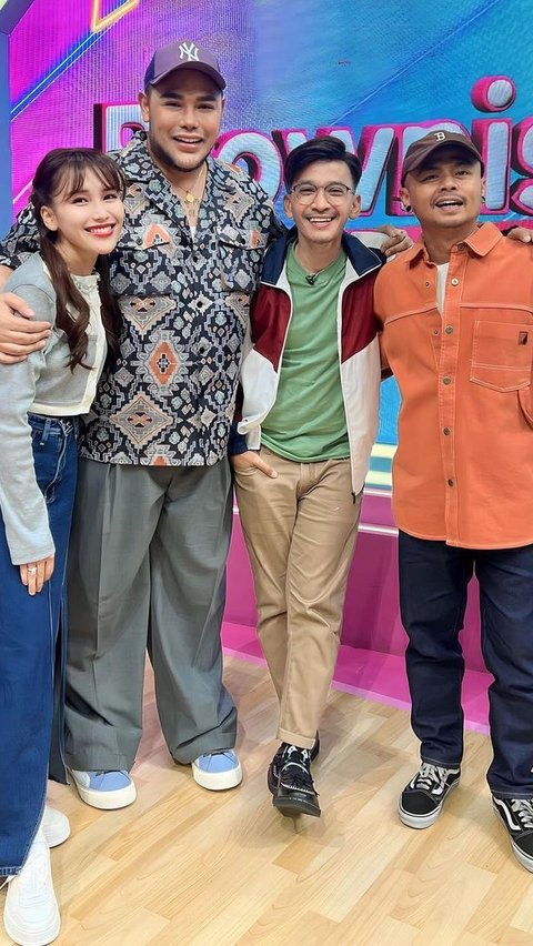 Ini potret kebersamaan Ivan Gunawan bareng Ruben, Wendy Cagur, dan Ayu Ting Ting. Mereka memang satu acara yang sama. Ini momen Ivan berpisah menjadi presenter.