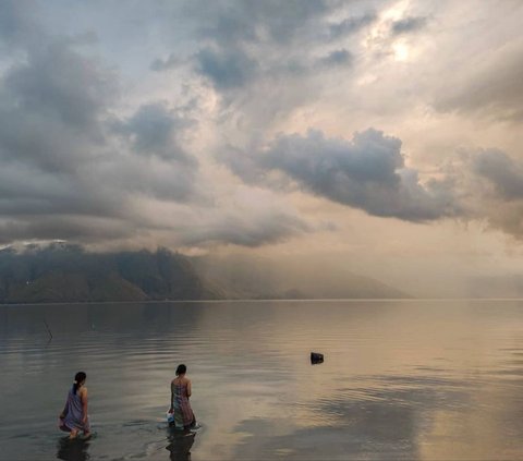 Mengunjungi Pasir Putih Parbaba, Pantai di Tepi Danau Toba yang Unik dan Wajib Dikunjungi