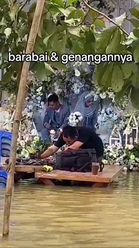 Despite the Flood, the Bride and Groom Hold a Wedding Party, Guests Are Picked Up by Boat